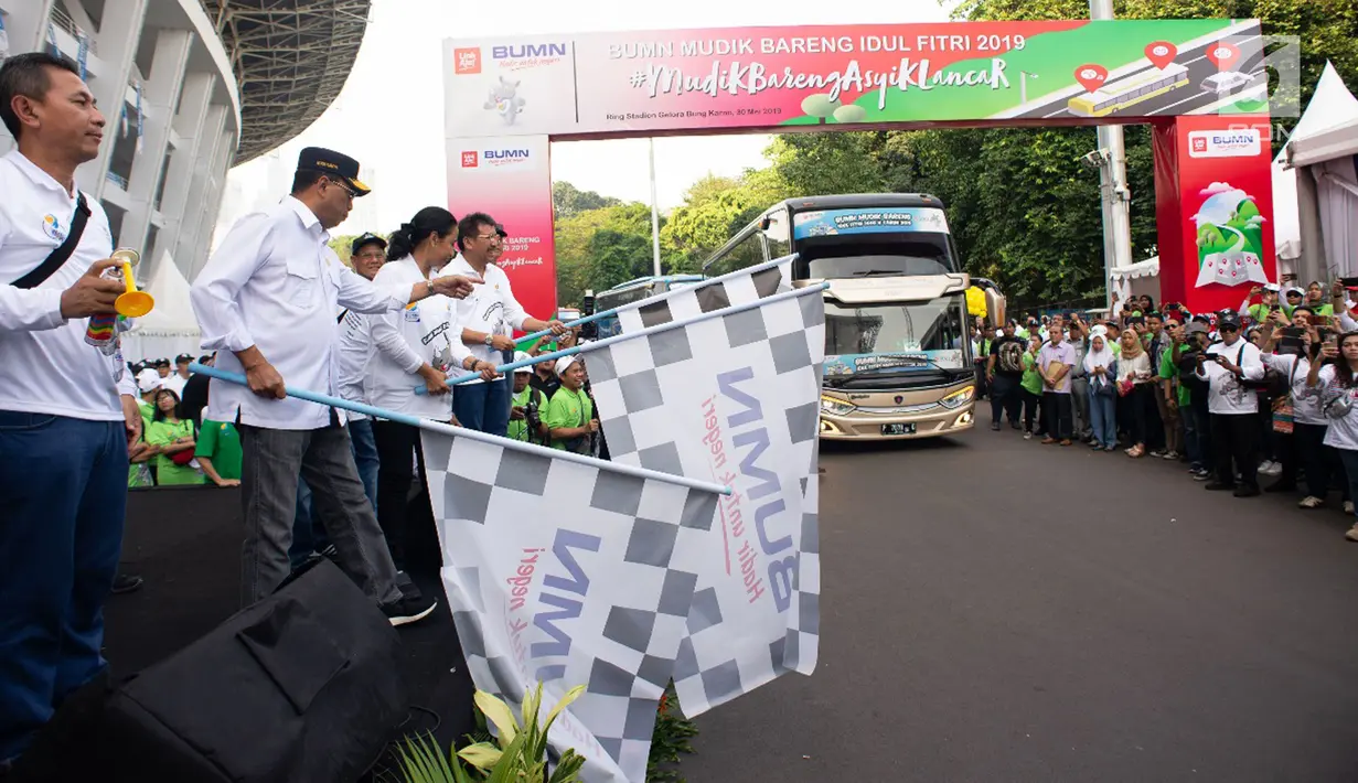 Menteri Badan Usaha Milik Negara (BUMN) Rini Soemarno saat melepas sebanyak 26.018 pemudik gratis dalam Program Mudik Bareng BUMN 2019 di Gelora Bung Karno (GBK), Senayan, Jakarta, Kamis (30/5/2019). (Liputan6.com/HO/Iqbal)