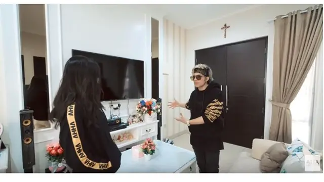 Begini potret ruang tamu milik Natasha Wilona, terlihat nyaman dan dilengkapi dengan televisi berukuran besar.
