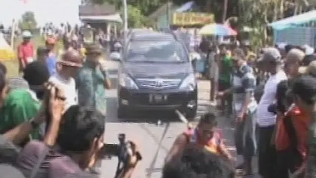 Lomba Agustusan Unik: Tarik 3 Mobil Sekaligus
