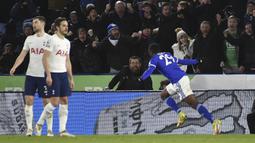 Fokus menyerang, Tottenham dikejutkan oleh gol Leicester City pada menit ke-24. Lewat skema serangan balik, Patson Daka membawa Leicetser City unggul 1-0 setelah berhasil melesakkan bola ke sisi gawang Hugo Lloris tanpa mampu diantisipasi kiper asal Prancis tersebut. (AP/Rui Vieira)