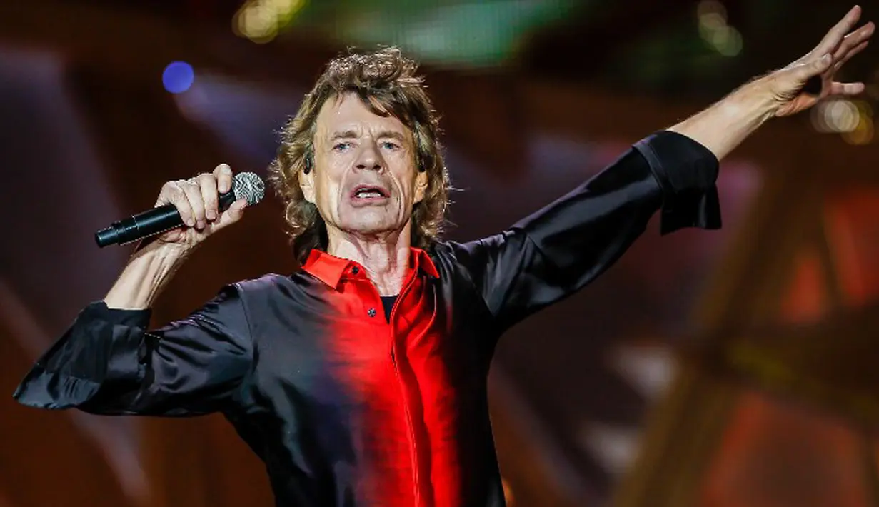 Vokalis Rolling Stone, Mick Jagger dan Marianne Faithful melihat benda yang tampak seperti kapal terbang yang berpendar dikelilingi cahaya yang tidak nampak seperti pesawat pada umumnya saat mereka sedang berkemah di Glastonbury tahun 1968. (AFP Photo)