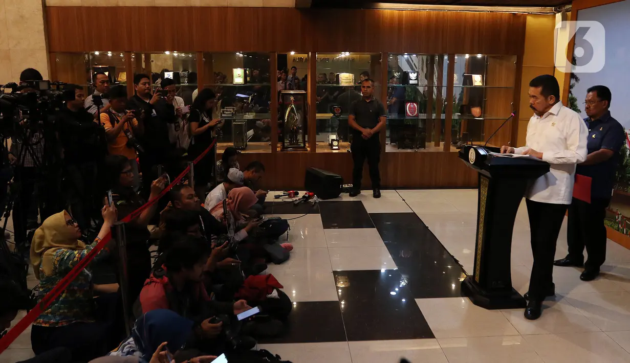 Jaksa Agung ST Burhanuddin (kanan) menyampaikan keterangan di Kantor Kejaksaan Agung, Jakarta, Rabu (18/12/2019). Keterangan terkait perkembangan penyidikan dugaan tindak pidana korupsi di PT Asuransi Jiwasraya (Persero) yang menyebabkan kerugian Rp 13,7 triliun. (Liputan6.com/Johan Tallo)