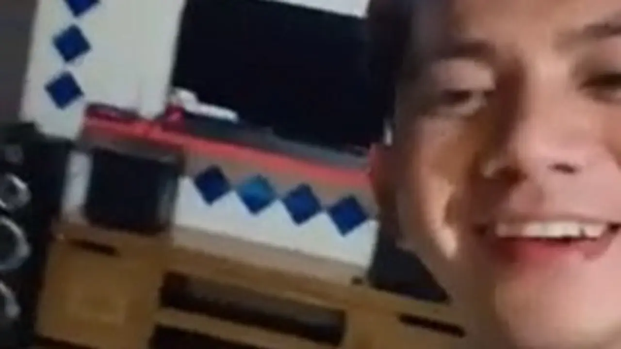 Potret Rizki DA menunjukkan ruang karaoke (Sumber: Instagram/da2_rizki123)