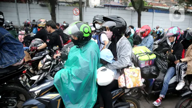 Ribuan Sepeda Motor Serbu Pelabuhan Merak