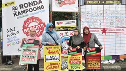 Warga membawa poster pada saat kampanye Pemilu Damai pada CFD di kawasan Bundaran HI, Jakarta, Minggu (17/3). Kampanye yang digelar Gerakan Kebijakan Pancasila mengajak masyarakat untuk menjaga pemilu dari hoax. (merdeka.com/Iqbal S Nugroho)