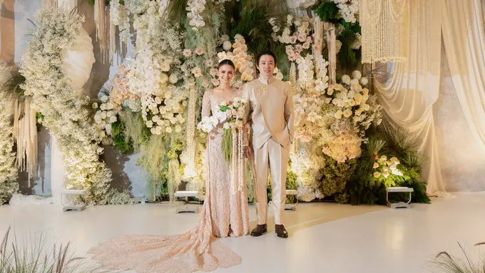 Potret Serasi Amanda Rawles dan Adriel Susanteo dalam Busana Pengantin Modern Etnik Saat Resepsi di Jakarta