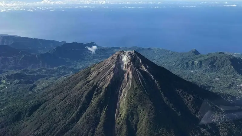 Gunung Ebulobo terletak di bagian selatan dari Kabupaten Nagekeo di Pulau Flores NTT