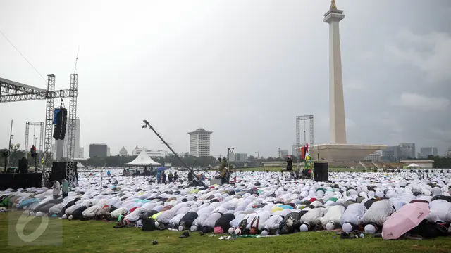20161202-Peserta Aksi Damai 212 Salat Jumat di Tengah Hujan Deras-Jakarta