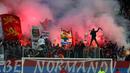Aksi suporter Caen saat merayakan ulang tahun ke-20 jelang laga Ligue 1 Prancis antara Caen (SMC) dan Bastia (SCB) di Stadion Michel d'Ornano, Caen, Prancis. (AFP/Charly Triballeau)