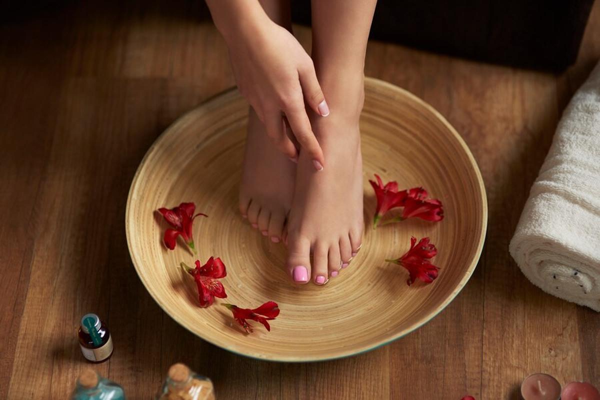 Ilustrasi merendam kaki dengan air hangat