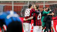 Kiper AC Milan Antonio Donnarumma menerima ucapan selamat dari pelatih Gennaro Gattuso pada akhir laga perempat final Coppa Italia di San Siro, Kamis (28/12). AC Milan sukses melaju ke semifinal usai menundukan Inter Milan 1-0. (AP/Antonio Calanni)