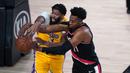 Pebasket Los Angeles Lakers,  Anthony Davis, berebut bola dengan pebasket Portland Trailblazers, Hassan Whiteside, pada babak pertama playoff NBA 2020 di AdventHealth Arena, Rabu (19/8/2020). LA Laker takluk 93-100 atas Portland Trailblazers. (AFP/Ashley Landis-Pool/Getty Images)