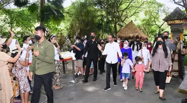 Presiden Joko Widodo beserta keluarga menghabiskan libur Lebaran di Provinsi Bali. Presiden beserta Ibu Iriana Joko Widodo mengajak anak beserta cucu melakukan wisata satwa di Bali Safari &amp; Marine Park, Kabupaten Gianyar, pada Kamis, 5 Mei 2022. (Foto: Lukas - Biro Pers Sekretariat Presiden)