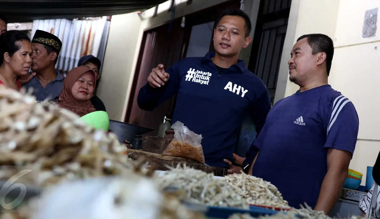 Cagub DKI Jakarta Agus Harimurti Yudhoyono menyapa pedagang ikan teri saat kampanye di Pasar Paseban, Jakarta Pusat, Jumat (11/11). Agus mengunjungi lapak-lapak pedagang dan menampung berbagai keluhan serta masukan mereka. (Liputan6.com/Gempur M Surya)