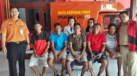 Lasdi beserta seorang putranya dan tiga ABK dievakuasi ke Kantor SAR Biak setelah diselamatkan penduduk Pulau Padaido, Biak (Ismail/Cendrawasih Pos/JPG)