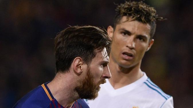 Dua bintang sepak bola, Lionel Messi (depan, Barcelona) dan Cristiano Ronaldo (belakang, Real Madrid), pada laga La Liga di Camp Nou, Minggu (6/5/2018). (AFP/Josep Lago)