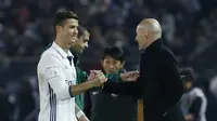 Pelatih Real Madrid, Zinedine Zidane (kanan) memberi selamat kepada Cristiano Ronaldo, pada gelaran Piala Dunia Antarklub 2016, di Stadion Internasional Yokohama (18/12/2016).  (Reuters/Kim Kyung-hoon)