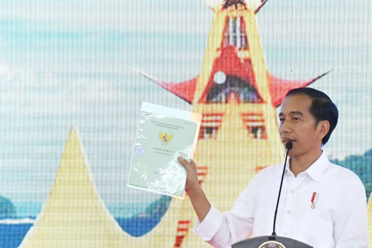 Jokowi Serahkan 3.500 Sertifikat untuk Warga Lampung