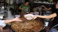 Restoran Thailand Sajikan Hidangan dengan Kaldu yang Mendidih Selama 45 Tahun