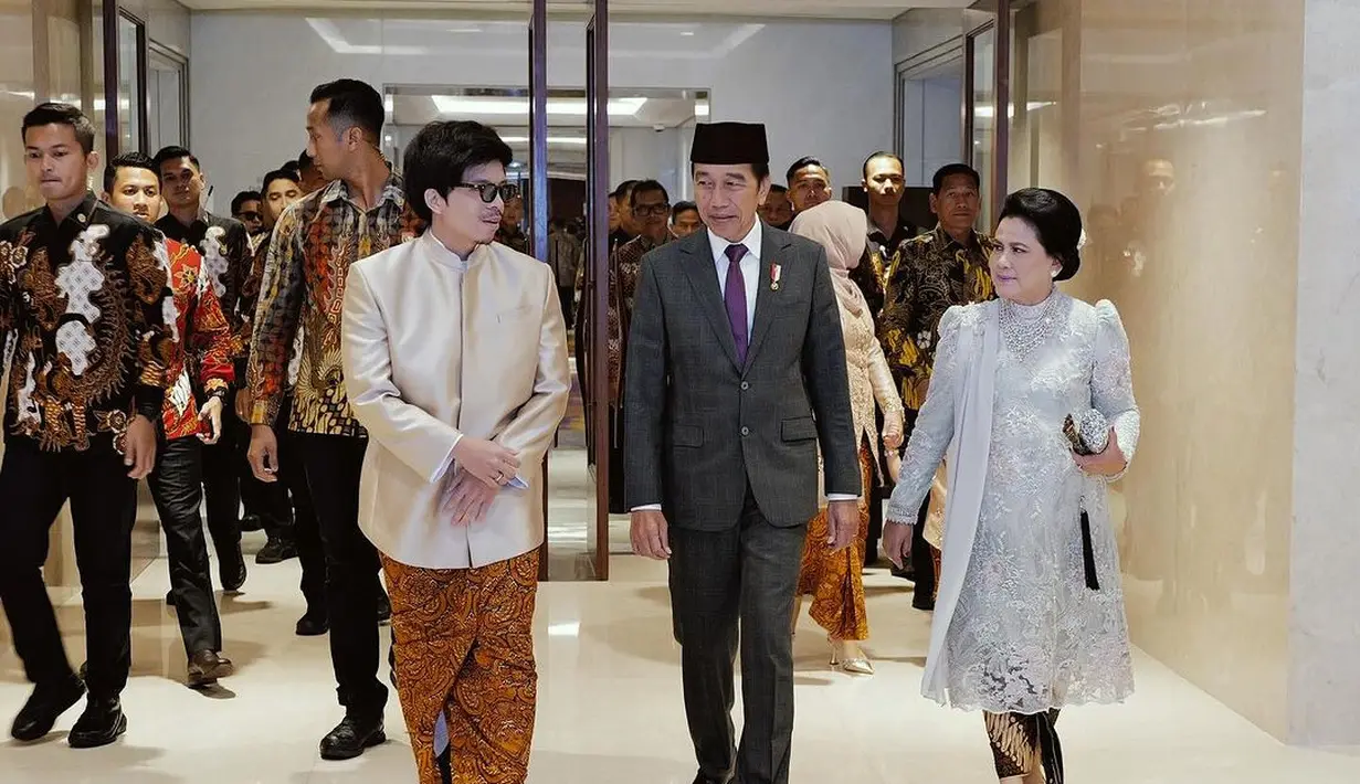 Iriana Jokowi tampil anggun berbalut kebaya kurung mint dengan motif brokat pink dan selendang bahu [@attahalilintar]