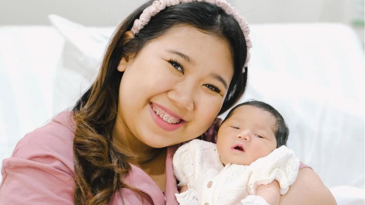 Kiky Saputri dan Suami Gendong Anak Pertama, Potret Kebahagiaan Keluarga Kecil Mereka