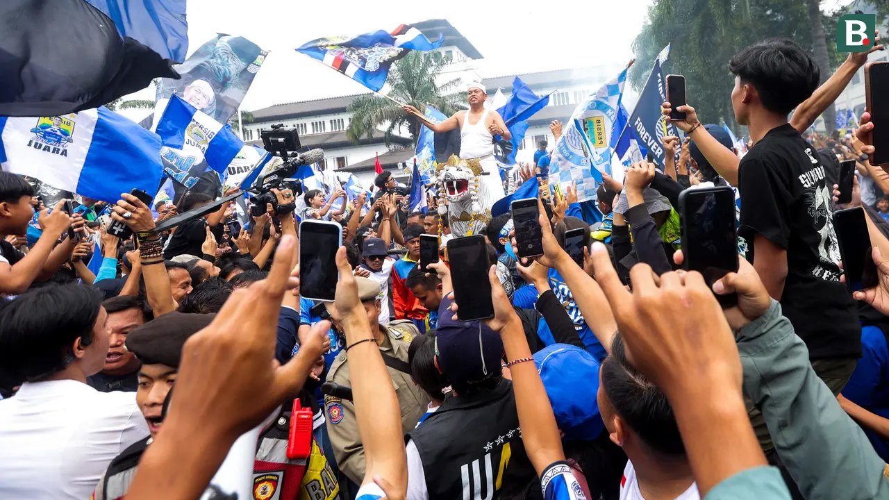 Foto: Lepas Baju Saat Pawai, KDM Larut Dalam Perayaan Pesta Persib Juara