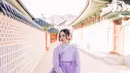 Dalam potret yang dibagikan kekasih Rizky Nazar baru-baru ini di Instagram pribadinya, Syifa terlihat anggun dalam balutan hanbok berwarna lilac.[@syifahadju]