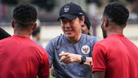 Reaksi kebingungan pelatih Kepala Timnas Indonesia, Shin Tae-yong saat bersalaman dengan Yakob dan Yance Sayuri pada latihan perdana Timnas Indonesia yang berlangsung di Stadion PTIK, Jakarta, Senin (20/03/2023) sore WIB. Skuad Garuda rencananya akan melakoni laga FIFA Match Day melawan Burundi pada 25 dan 28 Maret 2023 di Stadion Patriot Candrabhaga, Bekasi. (Bola.com/Bagaskara Lazuardi)