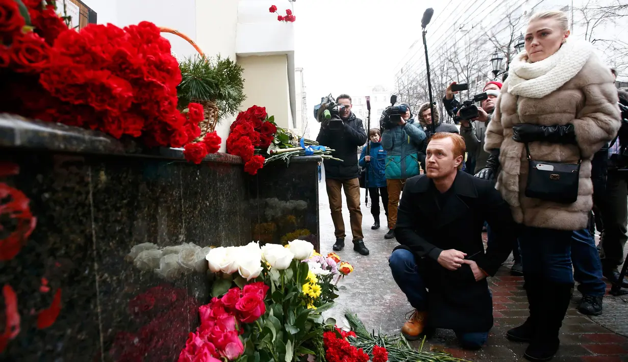 Tumpukan bunga diletakkan sejumlah warga sebagai ungkapan belasungkawa atas jatuhnya pesawat militer Rusia Tupolev Tu-154 di Laut Hitam, Rusia, Minggu (25/12). (REUTERS / Sergei Karpukhin)