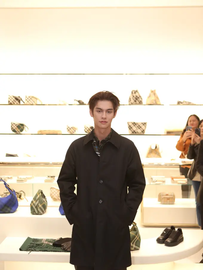 6 Pesona Maskulin Bright Vachirawit dalam Balutan Outerwear Ikonik di Acara Eksklusif Burberry Jakarta