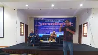 Kamsul Hasan, Ketua Bidang Kompetensi PWI Pusat, tengah memberikan materi mengenai Pedoman Pemberitaan Ramah Anak (PPRA) yang disusun Dewan Pers, dalam workshop jurnaistik di Garut, Jawa Barat. (Liputan6.com/Jayadi Supriadin)