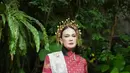 Luna Maya tampil mencolok dengan kebaya janggan tenun dari Sapto Djojokartiko. Kebaya ini memiliki siluet kerah yang dipadu dengan kain tenun silver dan selendang bordir bergambar wayang [@lunamaya]