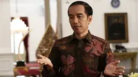  Presiden RI Joko Widodo menjawab pertanyaan saat wawancara khusus di Istana Merdeka, Jakarta Pusat, Jumat (16/10/2015). (Liputan6.com/Immanuel Antonius)