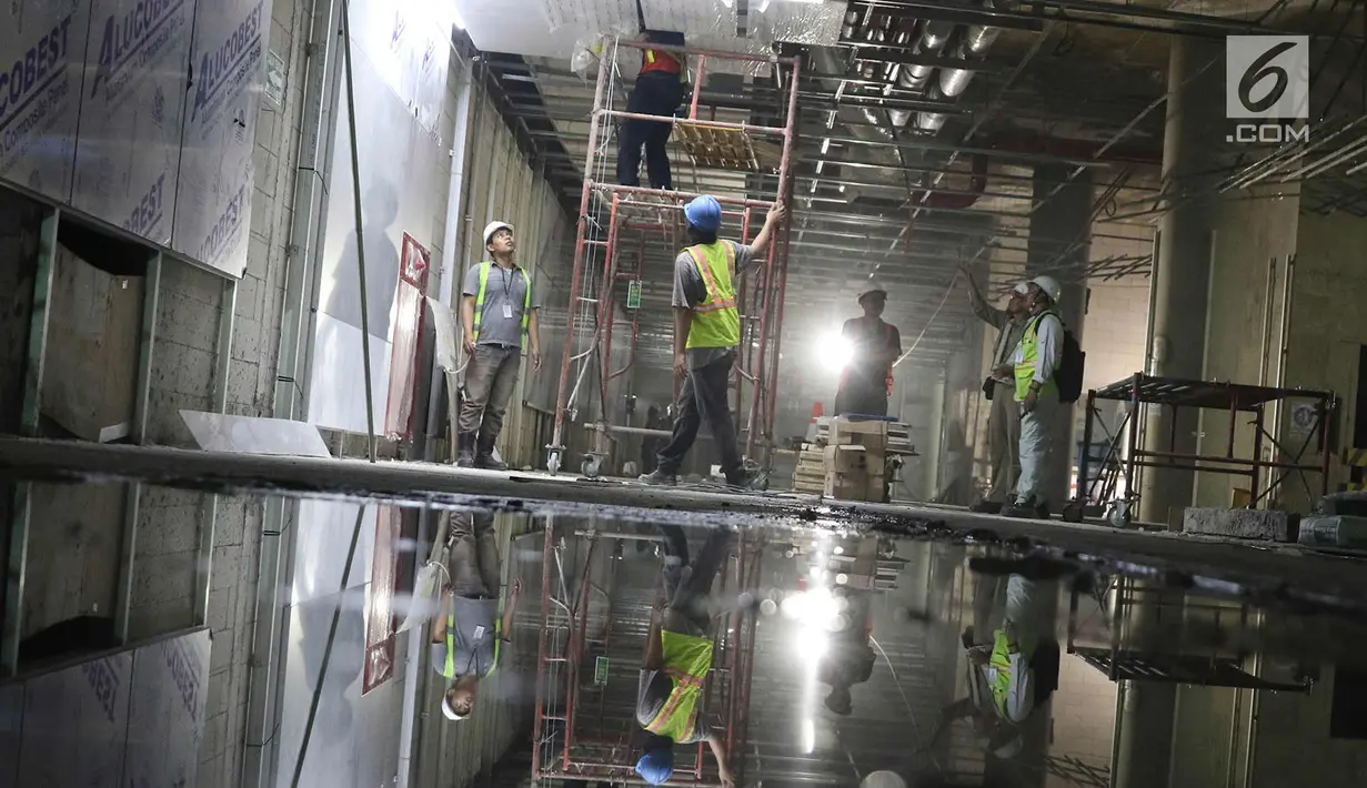 Suasana pembangunan stasiun MRT Bundaran HI, Jakarta, Kamis (19/10). Tahap I yang menghubungkan Lebak Bulus-Bundaran HI sepanjang 15.7 km nantinya akan memiliki 13 stasiun (7 stasiun layang dan 6 stasiun bawah tanah). (Liputan6.com/Immanuel Antonius)