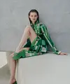 Intip juga sandal Rainbow ikonik Ferragamo, yang pertama kali dirancang untuk Judy Garland pada tahun 1938, kini hadir
ditafsirkan ulang oleh Davis. Dalam bentuk mules dengan detail open toe tanpa ankle straps, terlihat jelas semangat kemewahan khas Hollywood yang beroktan tinggi, dibingkai ulang dengan santai, dan modern. / Foto dok : Ferragamo.