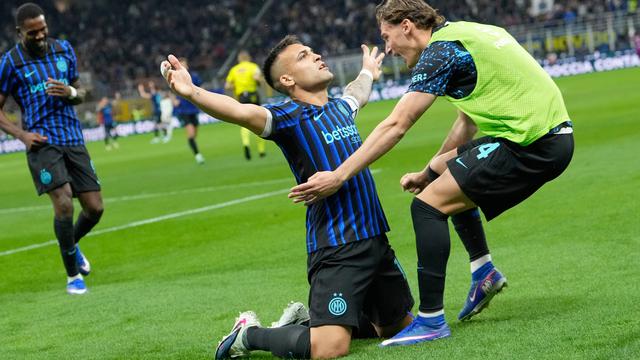 Pemain Inter Milan Lautaro Martinez (tengah) merayakan gol