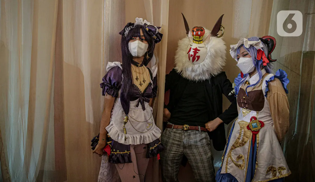 Para cosplayer berpose saat gelaran The Jakarta 17th Toys & Comics Fair 2022 di Balai Sudirman, Jakarta, Sabtu (5/3/2022). Acara ini diharapkan kembali menghidupkan ekonomi dan industri usaha kreatif serta Pop-Culture di Indonesia yang sempat mati suri karena pandemi. (Liputan6.com/Faizal Fanani)