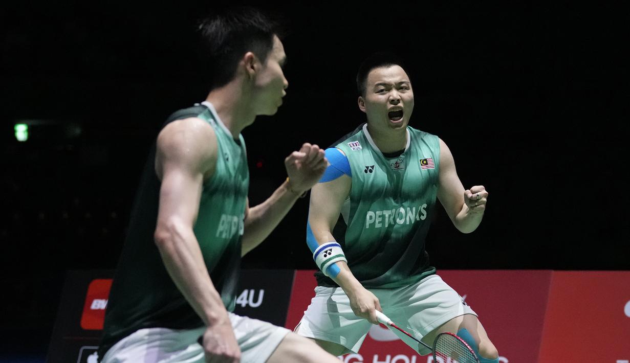 Memasuki game kedua laga berjalan ketat di poin-poin awal. Aaron Chia/Soh Wooi Yik akhirnya merebut interval game kedua dengan keunggulan 11-9. (AP/Shuji Kajiyama)