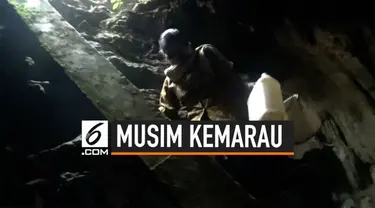 Sejak musim kemarau tiba, sejumlah warga di Dusun Sawahan Kulon, Desa Klepu, Kecamatan Donorojo, Kabupaten Pacitan harus berjalan kaki menyusuri jalan setapak di pinggir hutan untuk bisa mengambil air bersih di dalam gua vertikal.