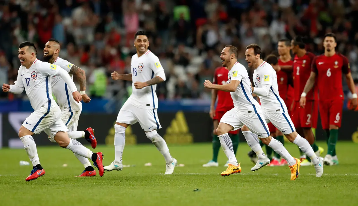 Para pemain Chile merayakan kemenangan setelah mengalahkan Portugal pada semifinal Piala Konfederasi 2017 di Arena Kazan, Rusia, (28/6). Chile mengalahkan Portugal 3-0 lewat adu penalti. (AP Photo / Pavel Golovkin)