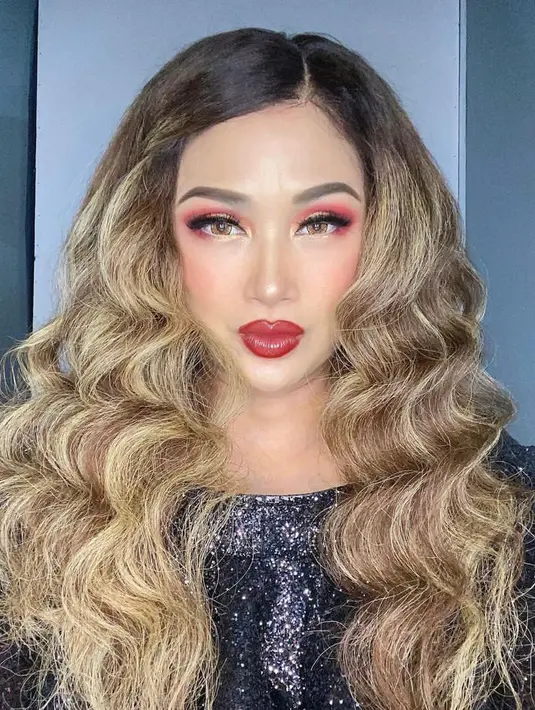 1. Titi DJ sering merias wajahnya sendiri tanpa bantuan MUA. Hasil makeup-nya pun selalu menarik perhatian banyak netizen. (Instagram/ti2dj).
