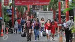 Sejumlah warga mengunjungi pusat perbelanjaan di Pasar Baru, Jakarta, Jumat (18/12). Menjelang Natal sejumlah pertokoan telah dihiasi berbagai aksesoris Natal dan berbagai harga promo serta potongan harga. (Liputan6.com/Gempur M Surya)