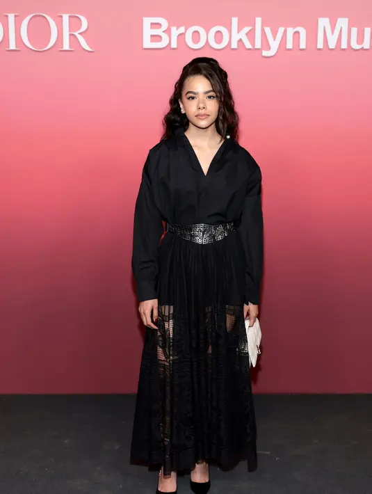 Antonia Gentry mengenakan kemeja katun hitam Cruise 2024 dan rok renda hitam.
Dia juga mengenakan ikat pinggang, tas, dan sepatu Dior. [Dior]