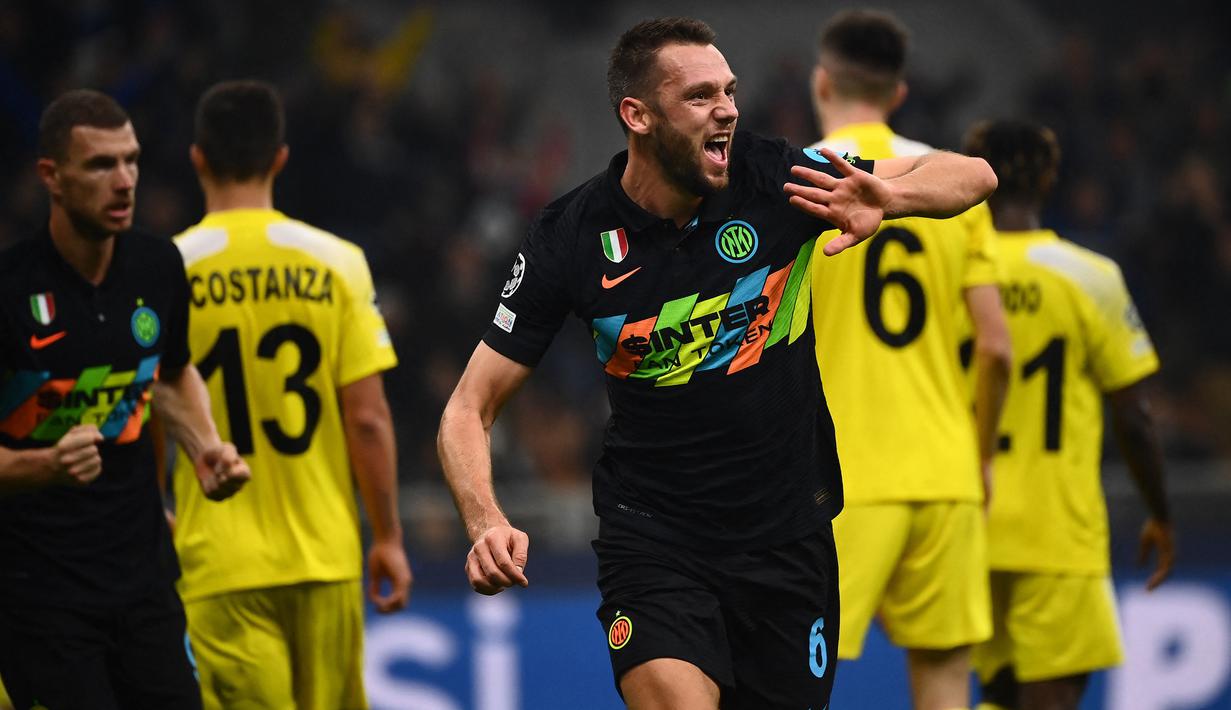 Stefan de Vrij. Bek tengah Belanda berusia 30 tahun yang kini memasuki musim ke-4 bersama Inter Milan ini nilai pasarnya menurun 10 juta euro dari 45 juta euro menjadi 35 juta euro. Musim ini ia telah tampil 31 laga di semua ajang dengan mencetak 1 gol. (AFP/Marco Bertorello)