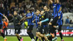 Para pemain Inter Milan melakukan selebrasi usai pertandingan melawan Benfica pada leg kedua perempat final Liga Champions di stadion San Siro di Milan, Italia, Kamis, 20 April 2023. (AP Photo/Luca Bruno)