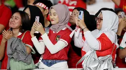 Suporter wanita tampak histeris saat pemain Timnas Indonesia berkeliling lapangan setelah menghadapi Irak pada laga Grup F putaran kedua Kualifikasi Piala Dunia 2026 zona Asia di Stadion Utama Gelora Bung Karno (SUGBK), Senayan, Jakarta, Kamis (6/6/2024). (Bola.com/M Iqbal Ichsan)