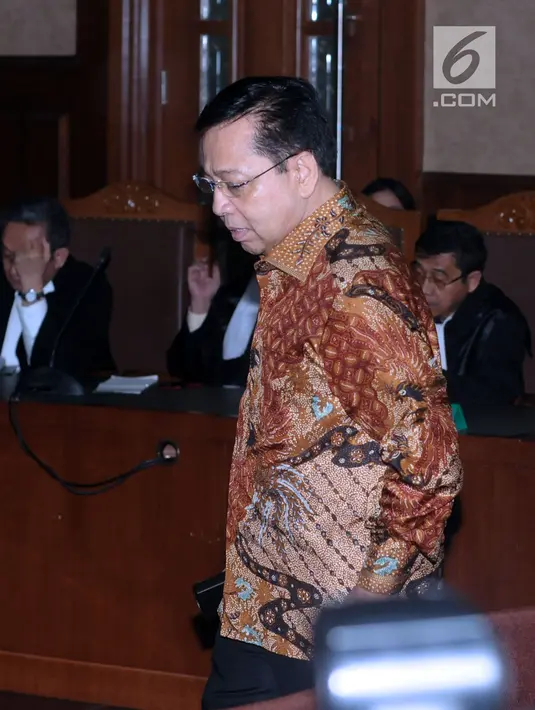 Terdakwa korupsi proyek e-KTP, Setya Novanto bersiap mengikuti sidang pembacaan putusan di Pengadilan Tipikor, Jakarta, Selasa (24/4). Sebelumnya, Setya Novanto dituntut 16 tahun penjara dan denda satu milyar rupiah. (Liputan6.com/Helmi Fithriansyah)