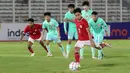 Pemain Timnas Indonesia, Figo Dennis mencetak gol melalui tendangan penalti pada laga persahabatan melawan Timnas China U-20 di Stadion Madya, Senayan, Jakarta, Jumat (22/03/2024). (Bola.com/Abdul Aziz)