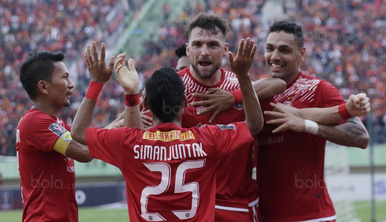 Striker Persija, Marko Simic, melakukan selebrasi usai mencetak gol ke gawang Mitra Kukar pada laga perempat final Piala Presiden di Stadion Manahan, Solo, Minggu, (4/2/2018). Persija menang 3-1 atas Mitra Kukar. (Bola.com/M Iqbal Ichsan)