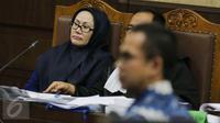 Ekspresi Ratu Atut Chosiyah saat mengikuti sidang lanjutan kasus korupsi pengadaan alat kesehatan Rumah Sakit di Pengadilan Tipikor, Jakarta, Rabu (12/4). (Liputan6.com/Helmi Afandi)
